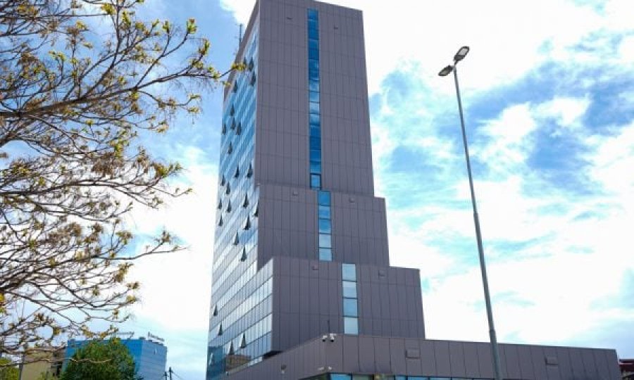 Politikani serb tenton t’i vendos flamujt e komuniteteve te Qeveria e Kosovës, ja çfarë ndodhi