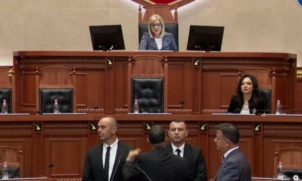  Deputeti bllokon foltoren në Kuvendin e Shqipërisë: Duhet të dënojmë sulmet e Serbisë ndaj policisë së Kosovës