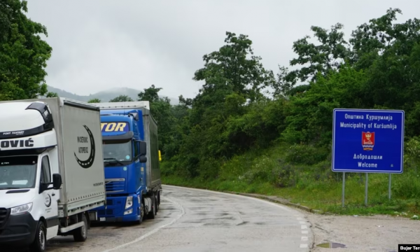 Dhjetëra kamionë të nisur  nga Serbia presin të kalojnë kufirin me Kosovën