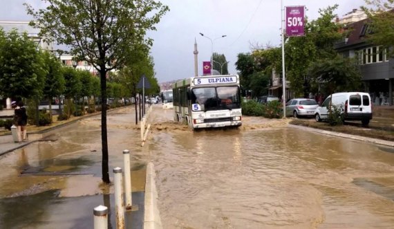 Nga reshjet e mëdha përmbyten rrugët e Prishtinës