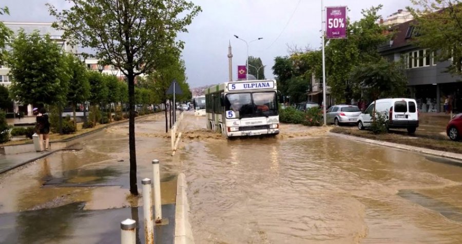 Nga reshjet e mëdha përmbyten rrugët e Prishtinës