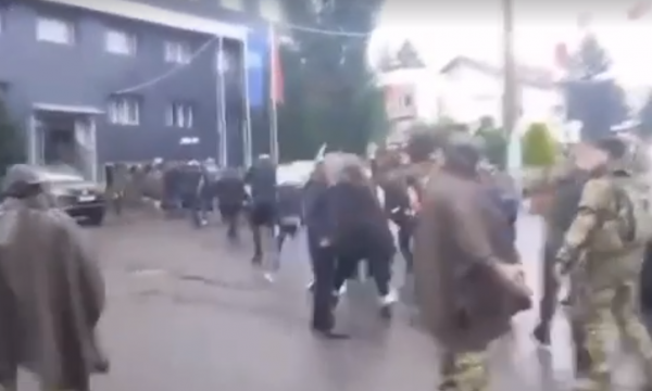 Protestuesit tentuan të hyjnë në objektin e Komunës së Leposaviqit, Policia jep detaje