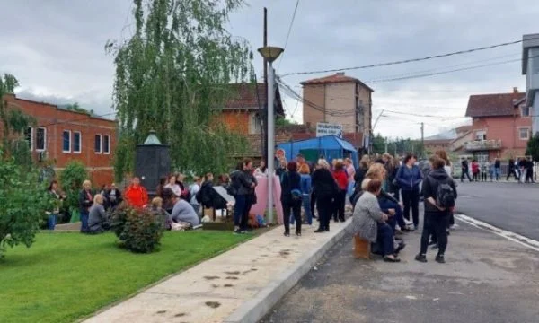 Protestuesit tentojnë të hyjnë në objektin e Komunës së Leposaviqit 