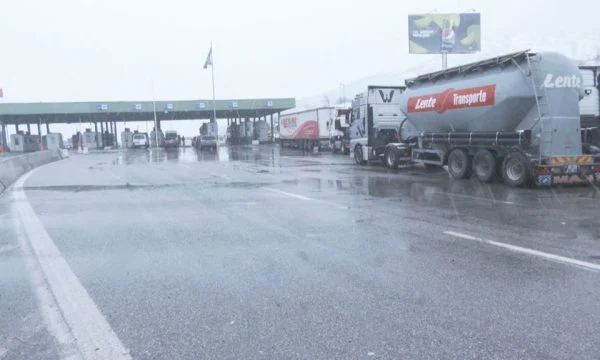 Kamionë me mallra të destinuara për Kosovë e Serbi bllokohen në Kukës