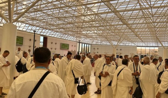 Arrijnë në Arabinë Saudite grupi i parë i besimtarëve myslimanë nga Kosova që do ta kryejnë haxhin