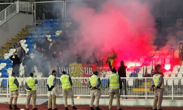 Tifozët e Rumanisë brohoriten “Kosova është Serbi” para se të dëboheshin nga stadiumi