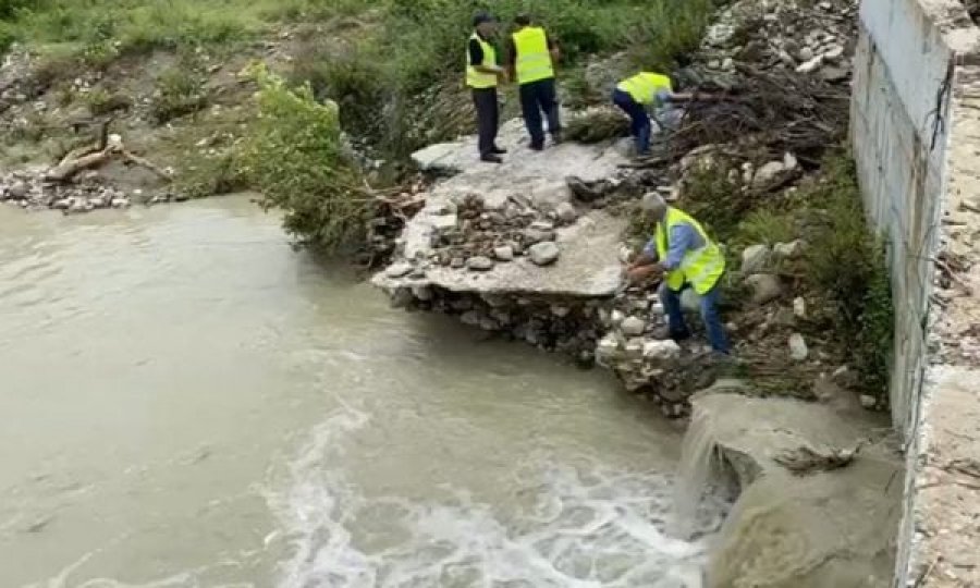 Reshjet dëmtojnë dy ura në këtë vend, bllokohen banorët e zonës