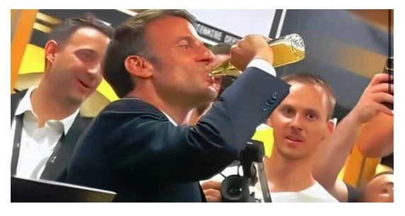  Macron pi një shishe birrë “me një frymë”