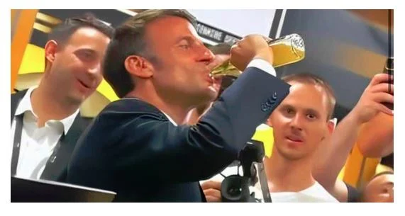 Macron pi një shishe birrë “me një frymë”