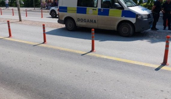 Automjeti i Doganës në afërsi të sheshit në Prishtinë, ja çka po ndodh