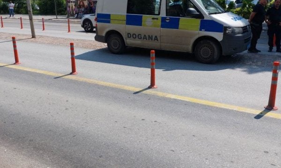 Automjeti i Doganës në afërsi të sheshit në Prishtinë, ja çka po ndodh