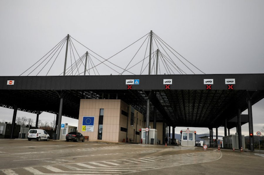  Rrugët në drejtim të tri pikave kufitare me Serbinë vazhdojnë të jenë të bllokuara