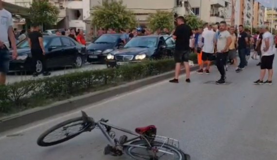 18-vjeçari me 'Benz' e fluturon përtej 70-vjeçarin me biçikletë në Berat