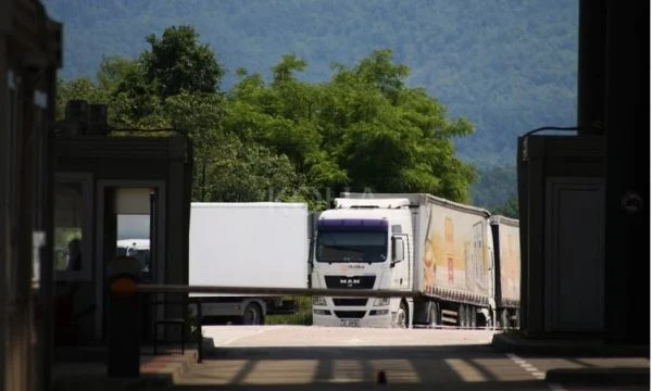 Mediat serbe raportojnë se rreth 700 kamionë nga Serbia po presin të hyjnë në Kosovë
