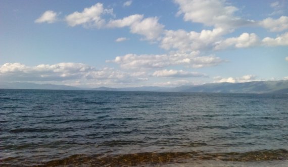 Gjendet e mbytur një grua në liqen