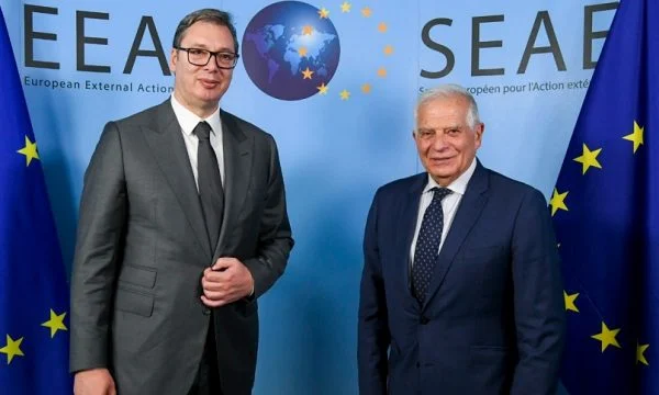 Borrell pas takimt me Vuçiqin, kërkon kompromise për krizën në Veri