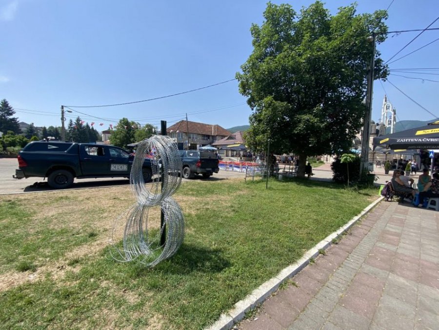 Protestuesit vazhdojnë të qëndrojnë përpara komunës në Leposaviq