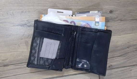 Pasi i gjetën, dy qytetarë dorëzojnë në polici shuma të konsiderueshme parash