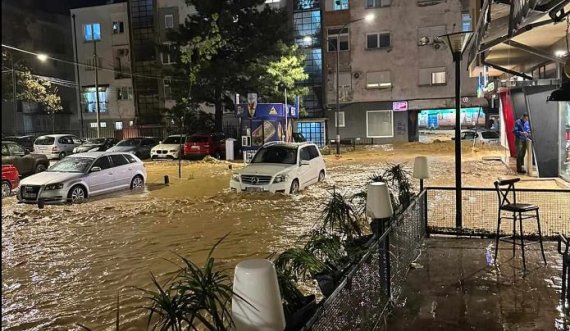 Burri që humbi gruan dhe djalin nga përmbytjet në Pejë: Për 30 sekonda u mbush gjithë shtëpia me ujë