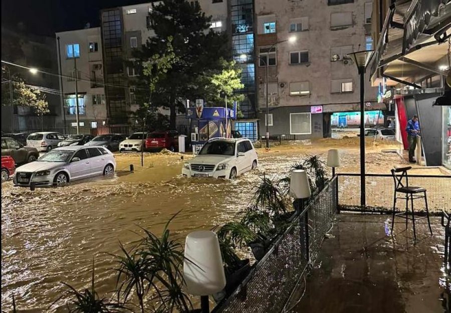 Burri që humbi gruan dhe djalin nga përmbytjet në Pejë: Për 30 sekonda u mbush gjithë shtëpia me ujë