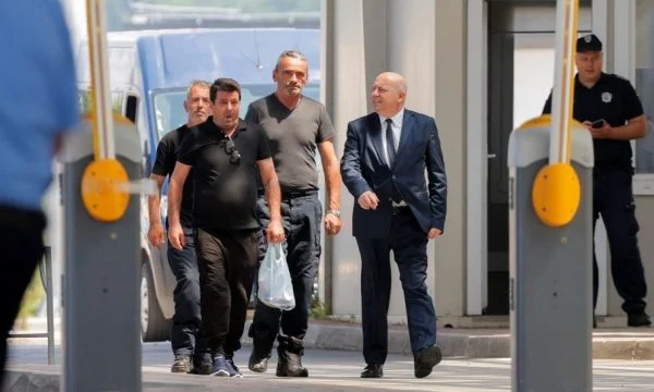 Reuters: Lirimi i tre policëve kosovarë, lehtësoi krizën