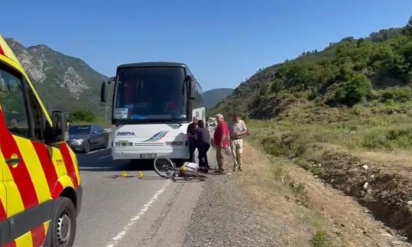 Autobusi me targa të Kosovës përplas për vdekje një person me biçikletë në Rrugën e Kombit