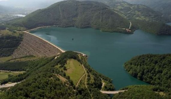 Gazetari serb sulmohet tek Liqeni i Ujmanit nga një bashkëkombas i tij