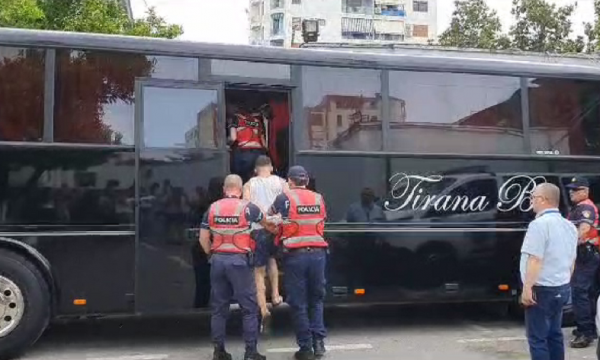 Publikohet foto: Bosa droge dhe biznesmenë, të arrestuarit në Elbasan nisen me autobus drejt Tiranës