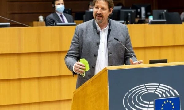 Reagon ashpër eurodeputeti austriak: Vendi prej nga vjen Lajçak, ende nuk e njeh Kosovën