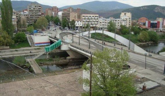 Mitrovicë e Veriut, Policia e ndali për keqpërdorim të targave, i gjejnë armë