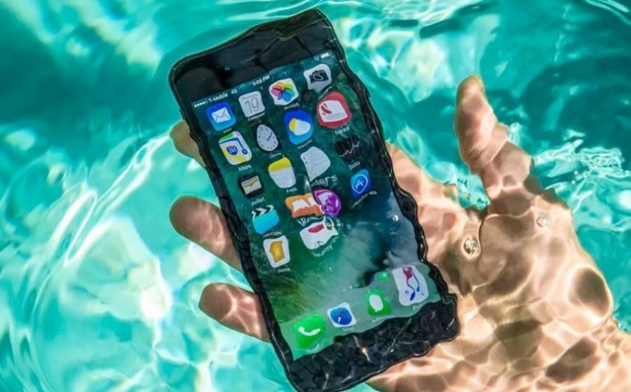 Jo në oriz! Çfarë duhet të bëni nëse telefoni juaj bie në ujë?