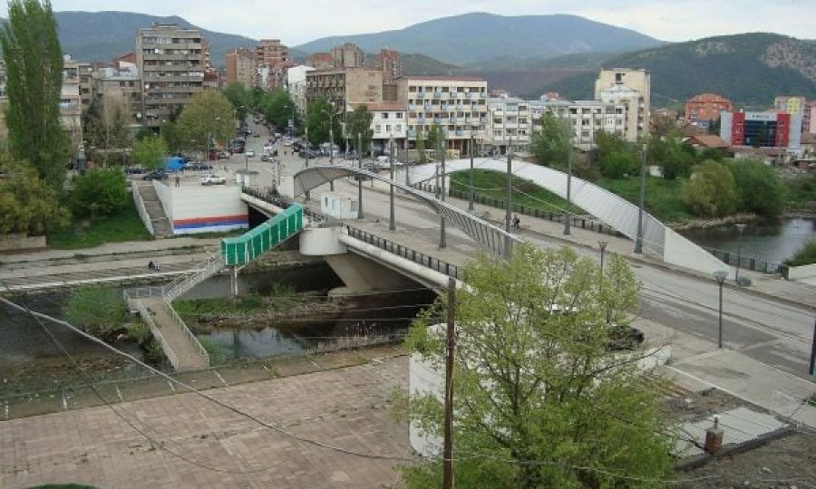 Mitrovicë e Veriut, Policia e ndali për keqpërdorim të targave, i gjejnë armë