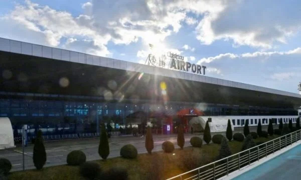 Udhëtari vret dy persona në aeroportin e Moldavisë