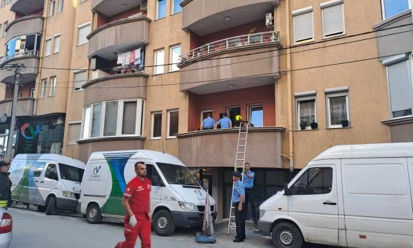  Fushë Kosovë: Një nënë tentoi ta hedhë nga ballkoni djalin e saj 6-vjeçar, e shpëtojnë ekipet emergjente