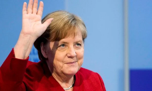 Befasojnë gjermanët,  ende ia paguajnë Angela Merkelit një grimere dhe parukiere