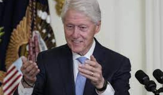 Bill Clinton vizition për herë të parë  Shqipërinë më 4 korrik