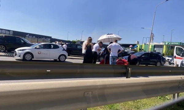 Një person goditet nga një automjet në Veternik 