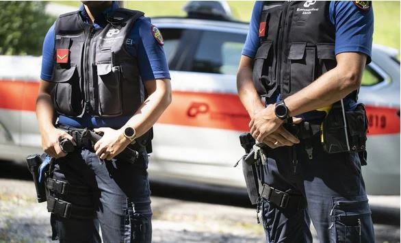 Dënohen dy policë zviceranë: Kanë hyrë pa të drejtë në shtëpinë e kosovarit