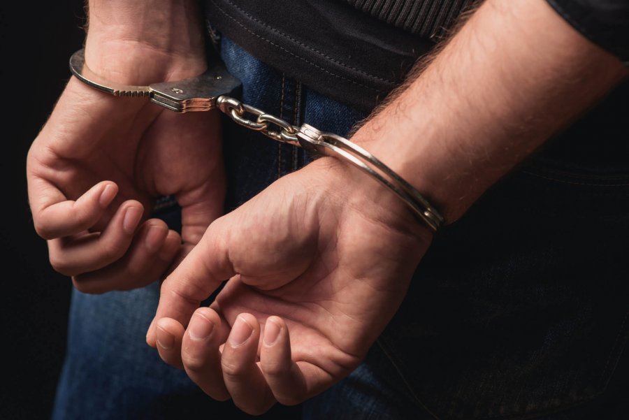 Parandalohet krimi në Dibër, arrestohet 27-vjeçari, policia: Goditi dhe kanosi njerkën, motrën dhe vëllain e mitur
