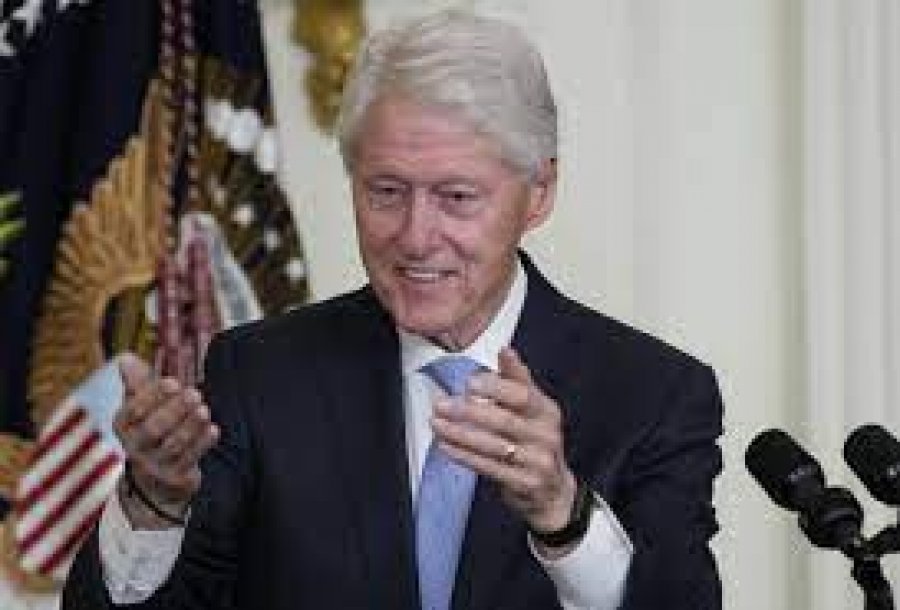 Bill Clinton vizition për herë të parë  Shqipërinë më 4 korrik