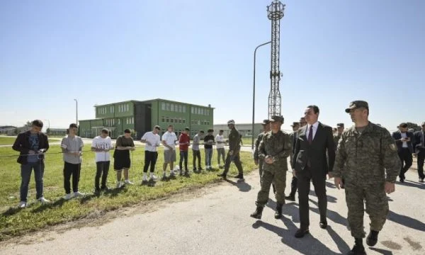 “Edukimi për siguri”, Kurti viziton kazermën në Pomozatin dhe në Mitrovicë