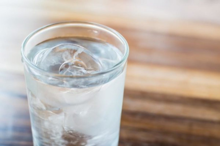 A është e dëmshme ta pini ujin që ka qëndruar gjatë natës?