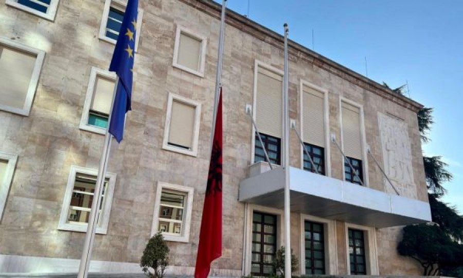 Flamuri shqiptar ulet në gjysmë shtizë
