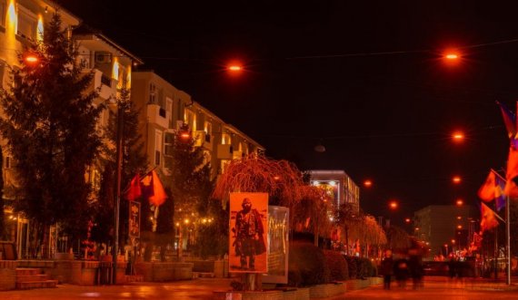 Skenderaj merr “ngjyrat e flakës”