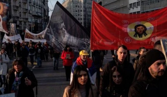 Nacionalistë serbë dhe grupe fetare protestojnë kundër marrëveshjes Kosovë-Serbi