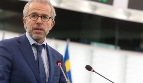 Reuten: Vuçiq po e përdor BE-në si bankomat