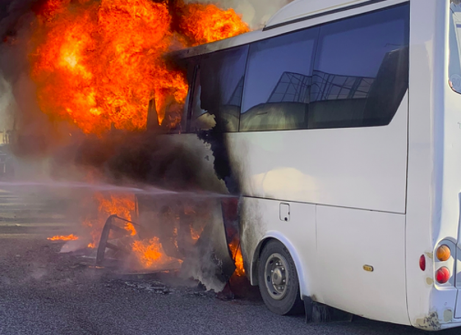 Përfshihet nga flakët autobusi i një shkolle private