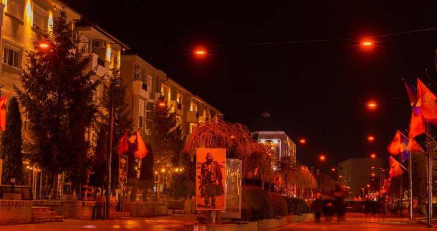 Skenderaj merr “ngjyrat e flakës”