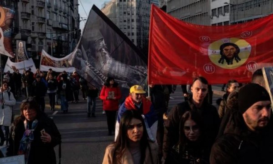 Nacionalistë serbë dhe grupe fetare protestojnë kundër marrëveshjes Kosovë-Serbi