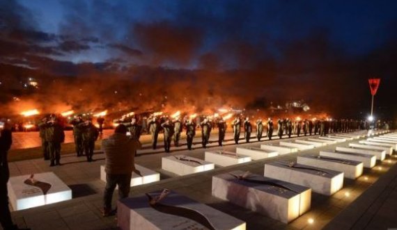 Përfundon Epopeja e UÇK-së me manifestimin tradicional 'Nata e Zjarreve'